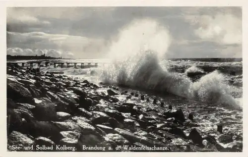 See- und Solbad Kolberg Brandung a. d. Waldenfelsschanze Postkarte AK