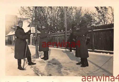 Deutsche Soldaten bauen Telefonleitung Gnesen Gniezno Posen Polen