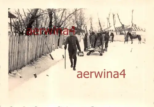 deutscher Gefreiter beim Eierkauf in Flamanda Rumänien