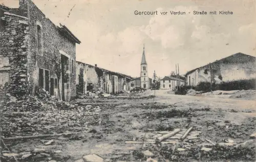 Straße mit Kirche Gercourt vor Verdun Patriotika Postkarte AK 1918