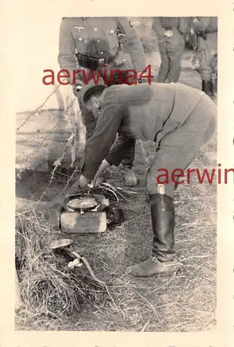 deutscher Soldat beim Eier braten in Bulgarien