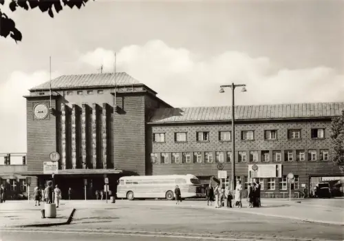 Hauptbahnhof mit Bus Ikarus 55 in Zwickau Sachsen Postkarte AK