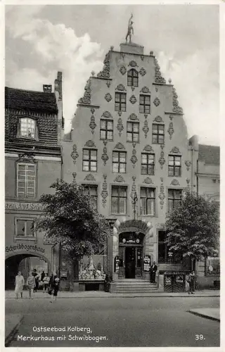 Merkurhaus mit Schwibbogen in Ostseebad Kolberg Pommern Postkarte AK