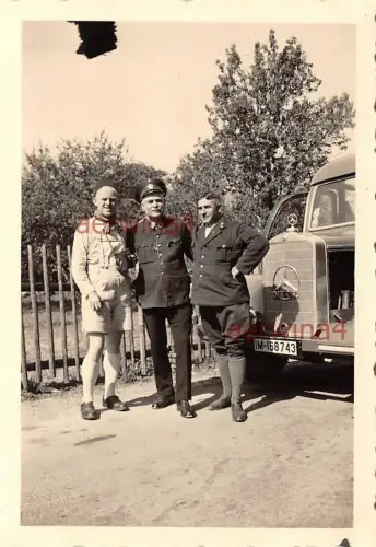 Polizei Feuerwehr vor Mercedes Bus