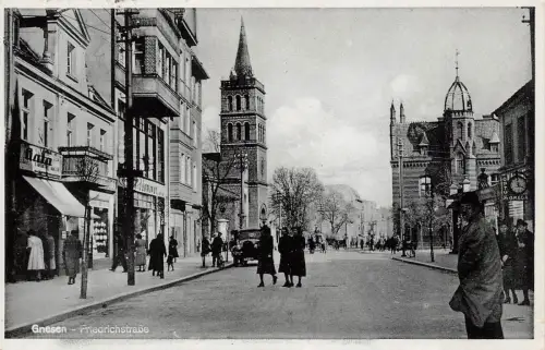 Gnesen Gniezno Posen Friedrichstrasse Frauen Männer am Laden Postkarte 1940
