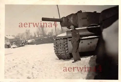 Fotograf vor Panzer KW - 2 Sammelstelle Smolensk Russland Ostfront