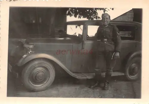Soldat am PKW Mercedes Benz 200