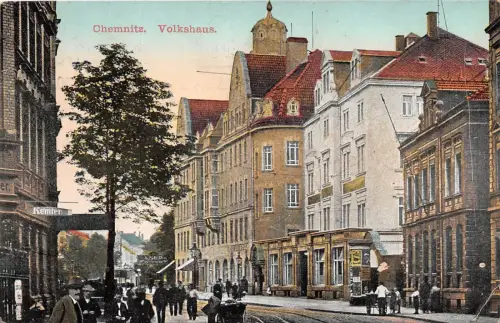 Chemnitz Sachsen Männer am Volkshaus belebte Strasse Postkarte 1913