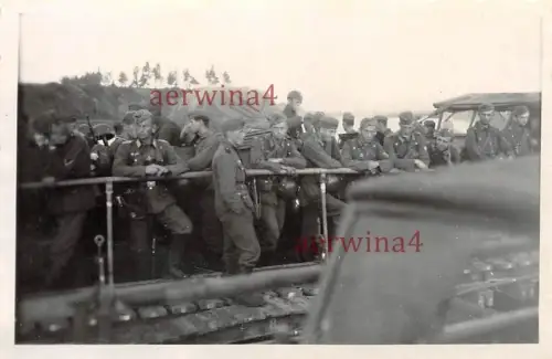 Transport Fähre deutsche Soldaten auf Dnjepr Ostfront