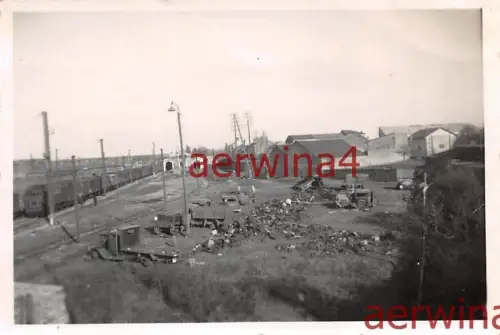 Zerstörte Fahrzeuge am Güterbahnhof Frankreich