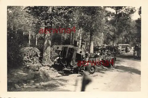 Zerstörte poln. LKW an der Vormarschstrasse nach Lomza Polen