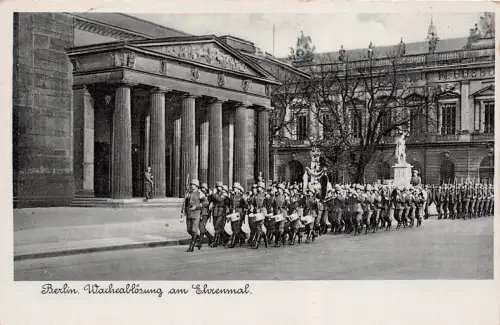 Berlin Wacheablösung am Ehrenmal Postkarte AK