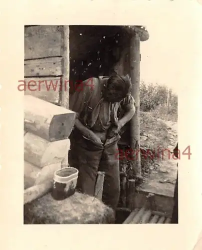 Soldat bei der Läuser Jagd in der Hose