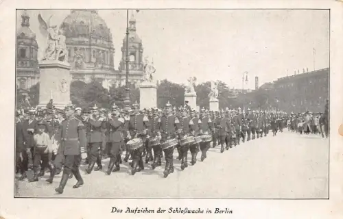 Das Aufziehen der Schlosswache in Berlin Patriotika Postkarte AK 1916