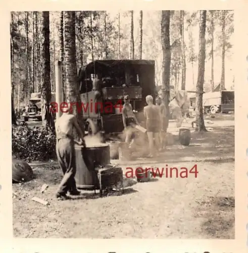 nackte Soldaten Kochen LKW Domäne Kamionka Russland