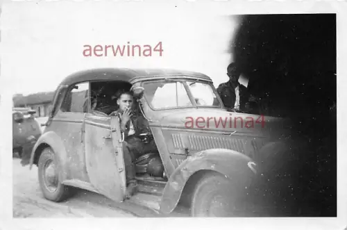 Soldat im PKW Mercedes 230 an der Ostfront