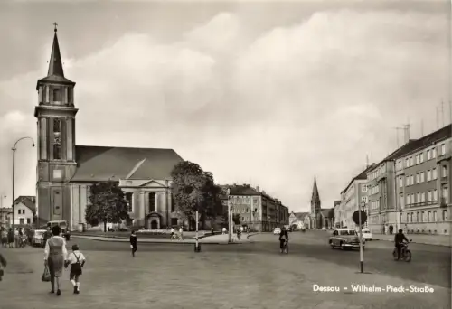 Wilhelm Pieck Straße mit Kirche in Dessau Sachsen-Anhalt Postkarte AK