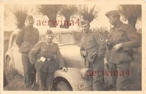 Deutsche Soldaten mit franz. BeutePKW Berliet Dauphine Ostfront