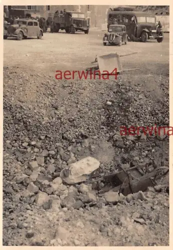 Bombentrichter Omnibus Opel PKW Simca Frankreich