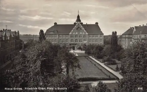 Riesa-Gröba Friedrich Ebert Platz u. Schule Postkarte AK 1928