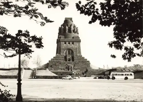 Völkerschlachtdenkmal mit Bus in Leipzig Sachsen Postkarte AK