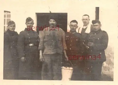 Deutsche Soldaten polnischer Bauer in Bienkowko Polen
