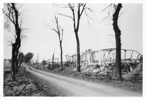 Zerstörte franz. Munitionzug durch Stuka bei Le Chesne Frankreich