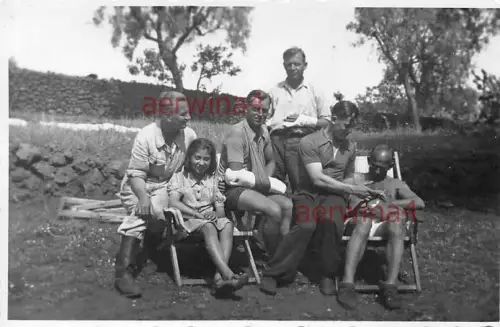 verwundete Soldaten mit italienischen Mädchen Catania Sizilien Italien