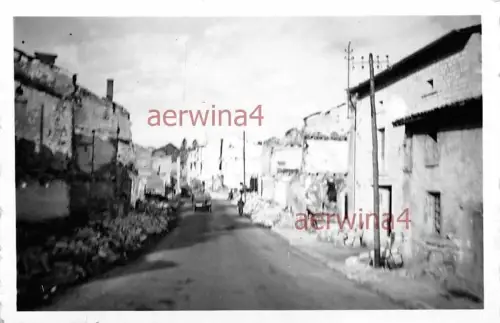 zerstörtes Dorf an französisch-deutscher Grenze