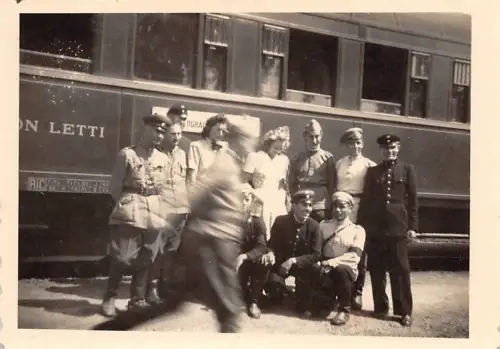 Ungarische Filmschauspieler auf de Reise Skopje Bahnhof Bela Palanka Serbrien