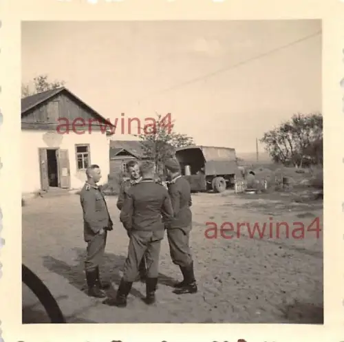 Deutsche Soldaten am LKW vor Quartier in Insankow Ostfront