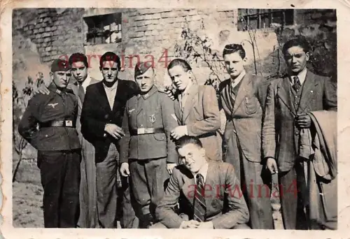 Soldat mit Luftwaffen flakabzeichen mit Einberufene zum Wehrdienst