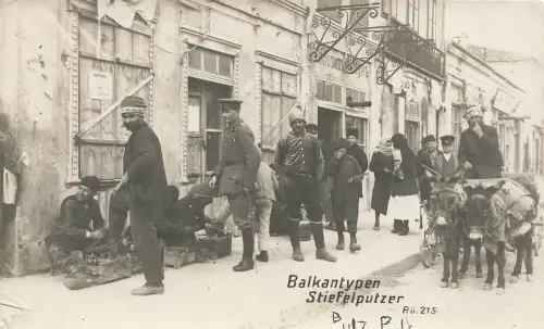 Balkantypen Stiefelputzer mit Soldat Rü. 215 Postkarte AK