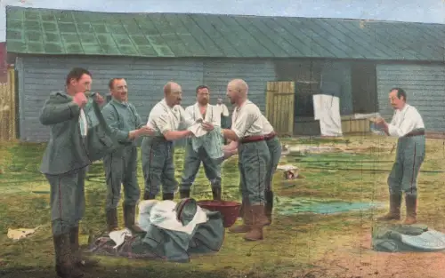 Soldaten bei Morgentoilette im Felde Postkarte AK