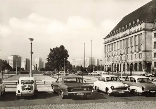 Blick vom Rathausplatz zur Christianenstraße, PKW's Dresden Sachsen Postkarte AK