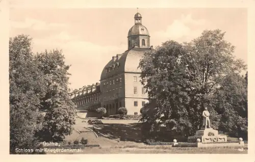 Gotha Schloss mit Kriegerdenkmal Postkarte AK