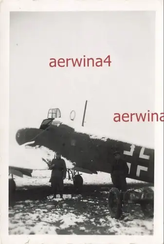 Wache am Flugzeug Fw 58 Weihe Fliegerhorst Neukuhren Ostpreußen