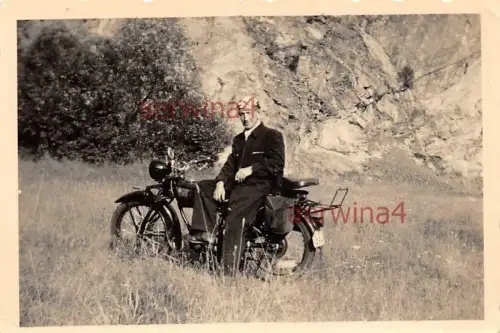 Mann mit Motorrad Ausflug