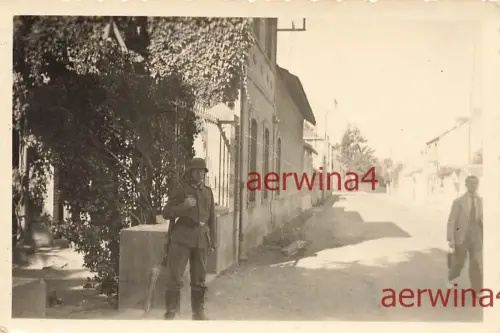 Wachposten deutscher Soldat an Ostkommandantur in Serbien