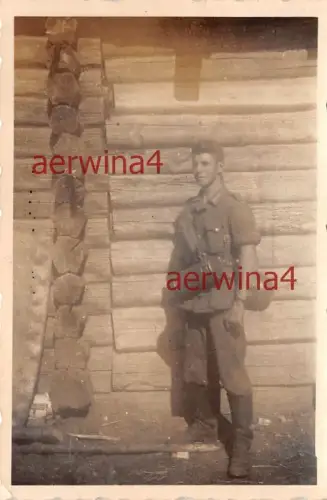 deutscher Soldat mit Stahlhelm und Gasmaske Ostfront
