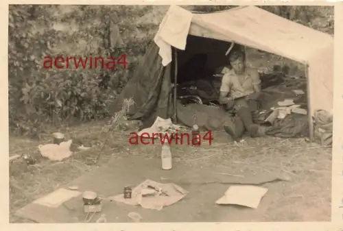 Deutscher Soldat beim Brief schreiben bei Dünkirchen Frankreich