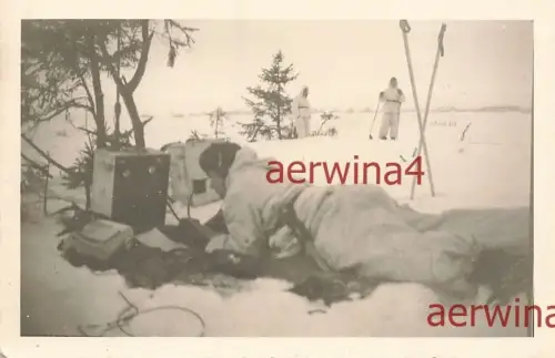 Deutscher Soldat im Schneetarn am Tornisterfunkgerät Orjol Russland Ostfront