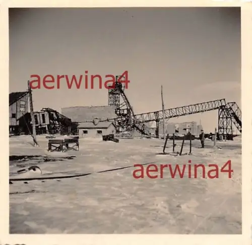 Deutscher Soldat am zerstörten Bergwerk bei Sumy Ukraine Ostfront