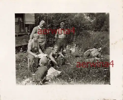 Nackte Soldaten mit Pfeife und Kennmarke Rast bei Laubana Lettland Ostfront