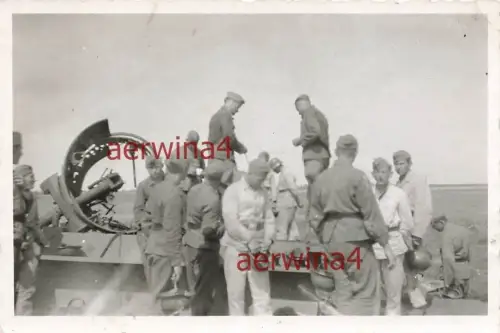 Deutsche Soldaten nach russ. Panzer T - 26 Sprengung Miljutino Russland Ostfront