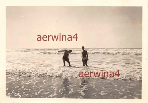 Nackte Soldaten baden Biskaya bei Hourtin Frankreich