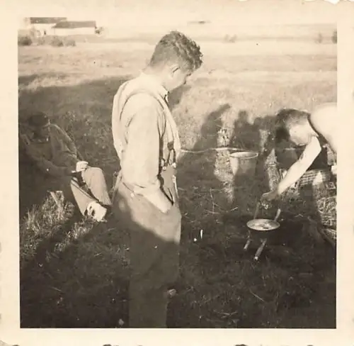 deutsche Soldaten beim Eier braten Polen