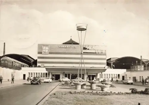 AK Haale Saale Hauptbahnhof mit PKW und Zug 1972 Sachsen-Anhalt gelaufen