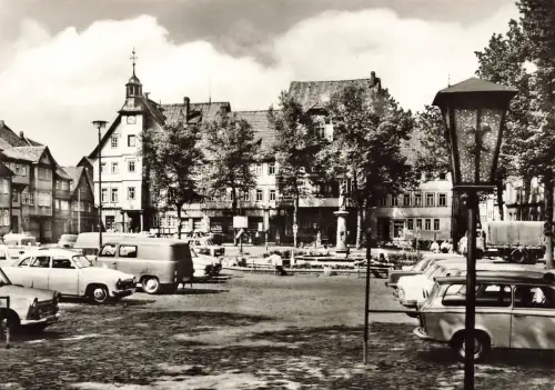AK Schleusingen Marktplatz mit PKWs Thüringen ungelaufen