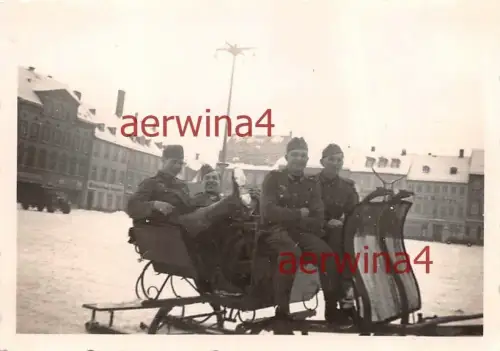Soldaten bei Schlittenfahrt in Dresden